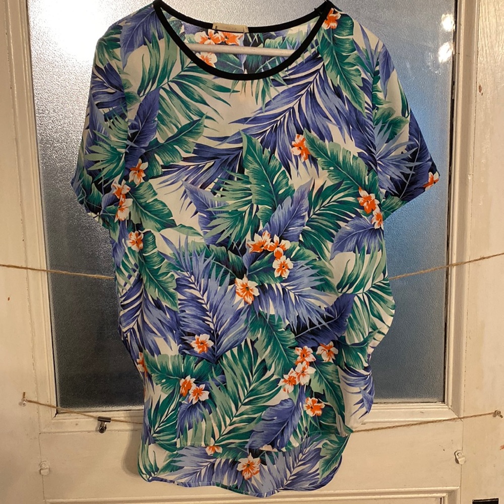 Fun light short sleeve shirt. Curved hems.